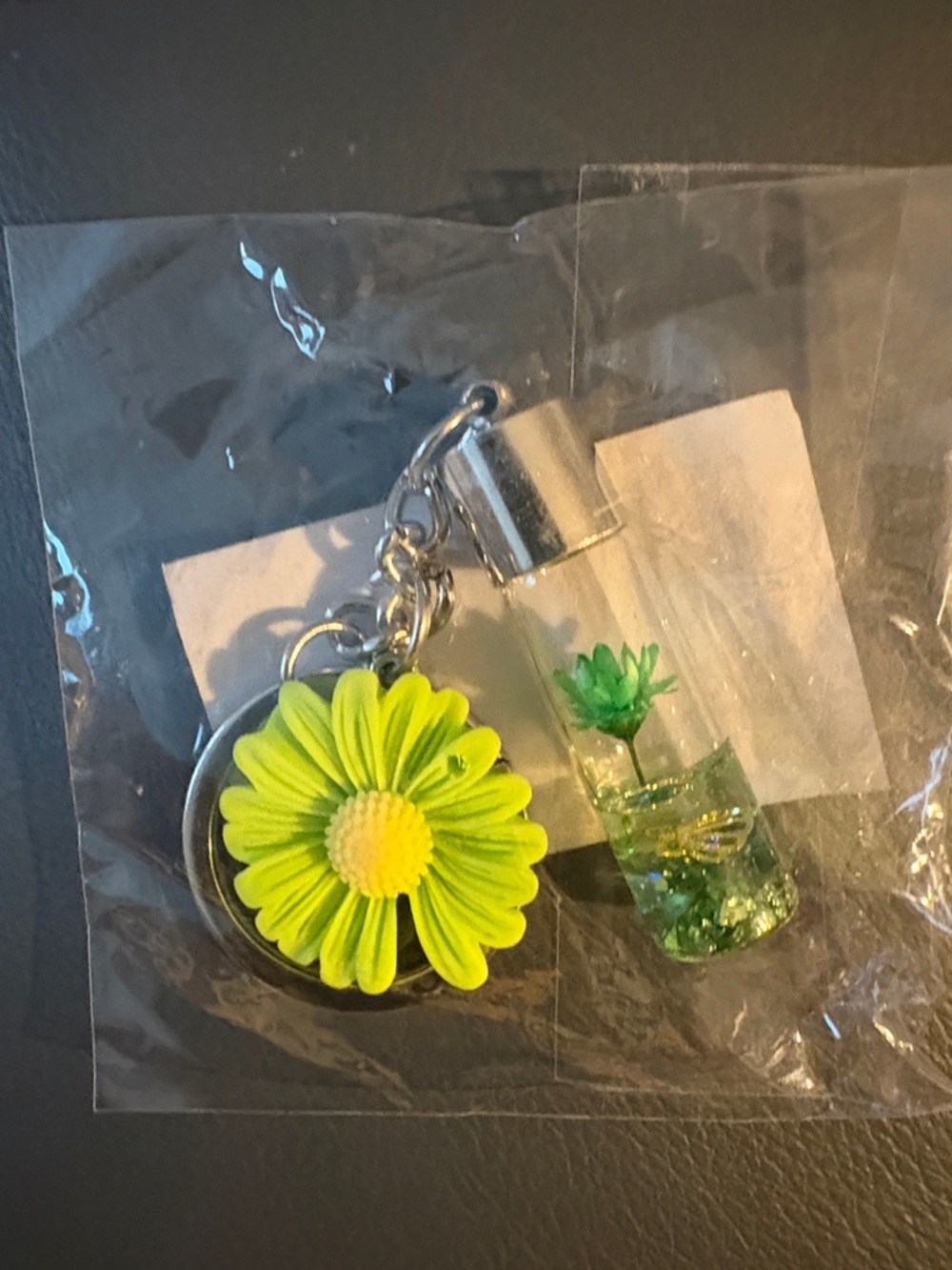 Green Daisy Flower Keychain Card Holder Accessory. NWT